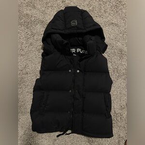 Aritzia vest. The super puff